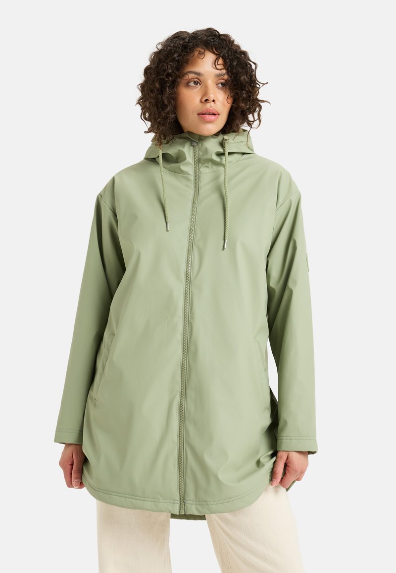 Svetlozelený pršiplášť vyrobený z vodeodolného materiálu, so zipsom, kapucňou s nastaviteľnými šnúrkami a bočnými vreckami. Dlhý, voľný strih.