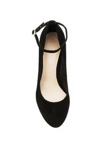 Chaussure à talons hauts en daim noir avec un bout rond, une bride à la cheville et une semelle intérieure beige clair. Texture lisse avec un design classique.