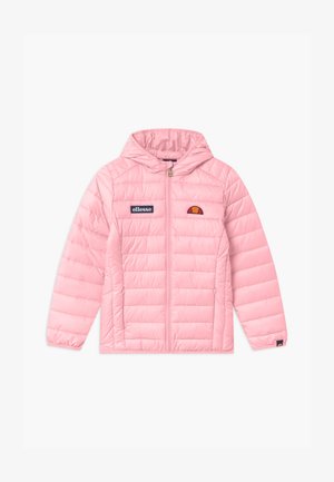 Chaqueta acolchada rosa con capucha, que presenta un cierre frontal con cremallera, textura acolchada horizontal y una placa de logo en el lado izquierdo del pecho.