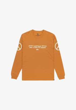 Langærmet orange skjorte med hvid tekst "DON'T DESTROY WHAT YOU CAME TO ENJOY" og et fredstegn grafik på venstre ærme.