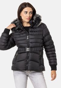 Schwarze Pufferjacke mit Reißverschluss vorne, tailliertem Bund und Kunstfellbesatz an der Kapuze. Hat gerippte Bündchen und ein gestepptes Panel-Design.
