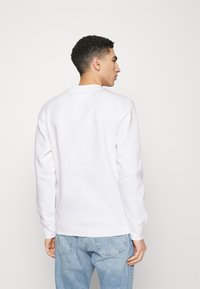 Calvin Klein Jeans STACKED OUTLINE CREWNECK - Sweatshirt - bright white