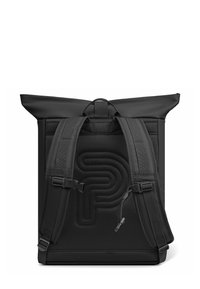 Mochila negra con parte superior enrollable, espalda de malla acolchada, correas ajustables y un diseño de logotipo texturizado. Presenta un exterior suave y resistente al agua.