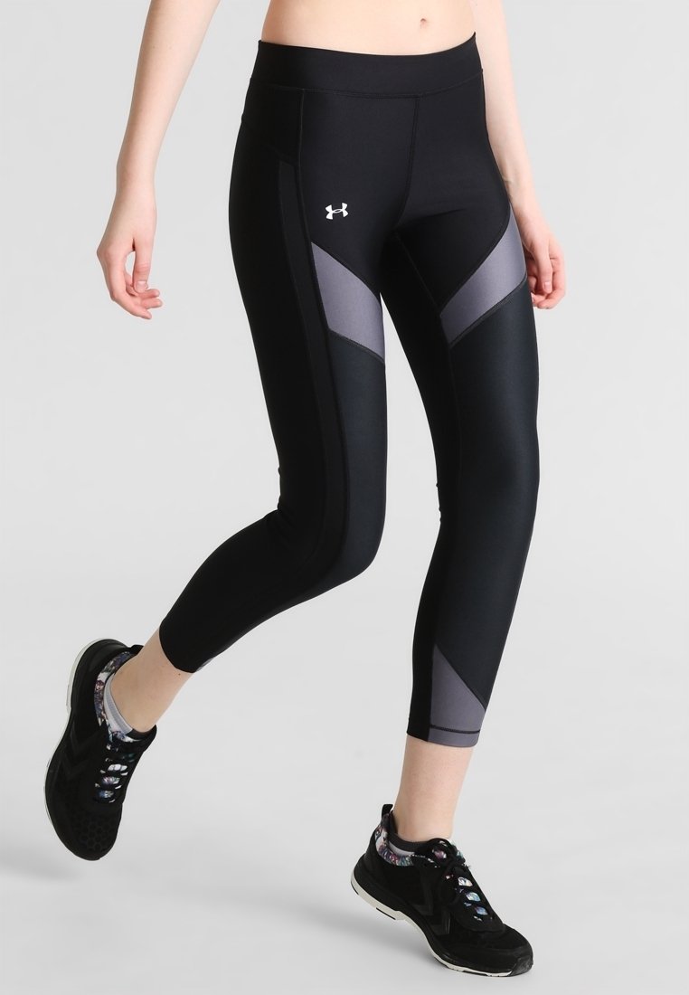 Leggings sportivi neri con pannelli geometrici grigi, lunghezza a metà polpaccio, vita elastica, progettati per comfort e movimento.
