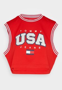 Jersey sin mangas rojo hecho de tejido de malla, con "TOMMY USA JEANS" en letras grandes y un pequeño logotipo de bandera debajo. Escote de rayas horizontales.