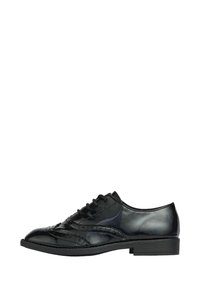 Černá lakovaná oxford bota s dekorativním brogue zdobením, zaoblenou špičkou, nízkým podpatkem a šesti očky pro šněrování. Hladký povrch.
