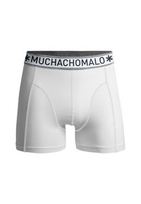 Bijele pamučne bokserice s tamnoplavim elastičnim pojasom s natpisom "MUCHACHOMALO", s prianjajućim dizajnom i ravnim šavovima.