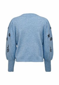 Modrý pletený svetr s černou květinovou výšivkou na rukávech, žebrovanými manžetami a lemem a volným střihem. Pohled zezadu, ukazující design límce.