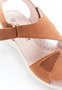 Damart OUVERTURE TOTALE - Sandalias de cuña - brown