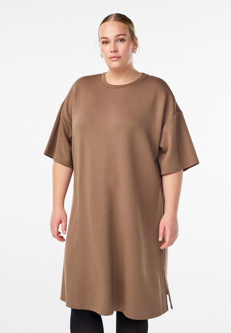 Brun oversized kjole lavet af letvægtsstof, med korte ærmer, rund halsudskæring og sideslidser i kanten for let bevægelse.