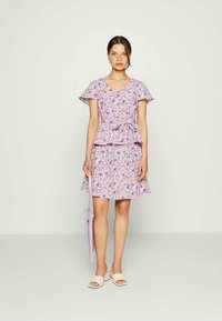 Vestido peplum floral roxo com mangas curtas, cintura franzida e saia rodada. Tecido leve com uma textura suave, guarda-chuva correspondente.