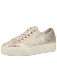 Sneakers metallici oro con tomaia liscia, design con lacci e suola in gomma bianca. Presentano occhielli metallici e una punta testurizzata.