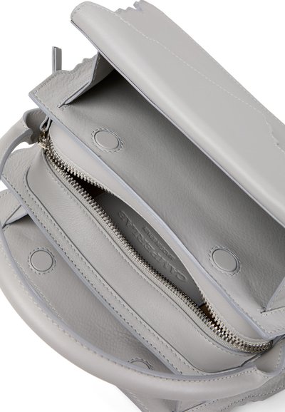 Sac à main en cuir gris clair avec rabat supérieur, fermetures magnétiques, une poche intérieure zippée et une poignée.