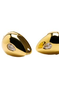 Biżuteria w kolorze złotym o gładkim, zaokrąglonym kształcie, z przezroczystym kamieniem szlachetnym w kształcie kropli na jednej stronie każdego elementu.