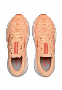 Un paio di scarpe da corsa Brooks Revel Max III color pesca con suole bianche, tomaia in mesh traspirante e lacci, viste dall'alto.