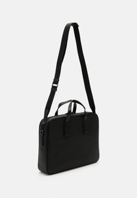 Sort laptop taske med to håndtag og en aftagelig skulderrem. Glat læderstruktur, rektangulær form, med lynlåslukning.