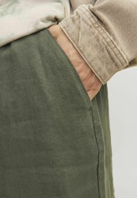 Jack & Jones JPSTKARL LAWRENCE - Püksid - beetle
