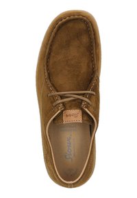 Braune Wildlederschuhe mit runder Zehenform, Schnürung auf der Vorderseite, Lederakzenten und einer weichen, strukturierten Oberfläche. Helle, beige Ziernähte.