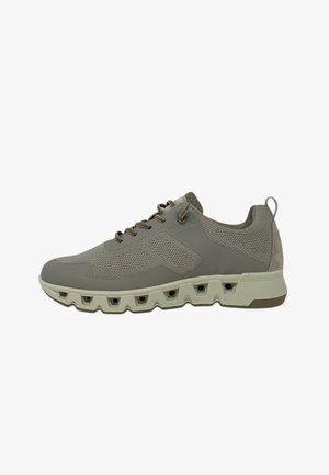 Sneaker sportiva marrone chiaro con pannelli in mesh e solidi, chiusura frontale con lacci, collarino imbottito e suola spessa e ventilata.