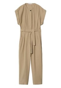 Combinaison beige à manches courtes avec encolure ronde, un bouton noir unique, ceinture assortie en tissu, et pantalon droit sur mesure.