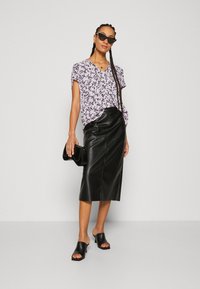 Esprit V NECK - T-shirt con stampa - lavender