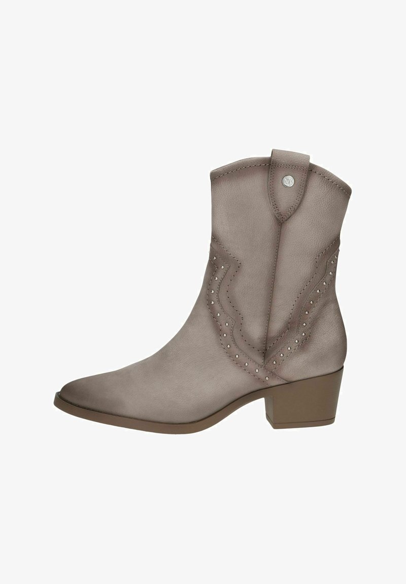Szare zamszowe kowbojki z ostro zakończonym noskiem, dekoracyjnym haftem i małymi srebrnymi ćwiekami. Posiadają niski, warstwowy obcas i pętelkę do zakładania.