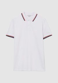Polo bianco in cotone, con un colletto a tre bottoni e righe a contrasto rosse e blu navy sul colletto e sulle maniche.