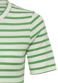 T-shirt à manches courtes rayé vert et blanc avec un col rond ; en coton, texture douce, motifs horizontaux uniformes.