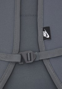 Nike Sportswear HERITAGE UNISEX - Mochila - iron grey