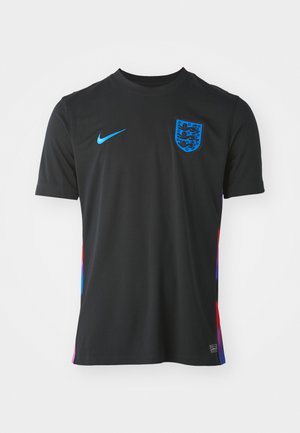 Svart Nike fotbollströja med korta ärmar, som har en blå logotyp och ett emblem, samt flerfärgade gradientdetaljer på sidorna.