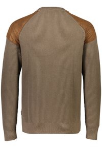 Pullover lavorato a maglia di colore marrone chiaro con texture a coste e spalle in suede. Presenta maniche lunghe e un colletto arrotondato.
