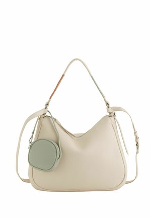 Bolso de cuero color crema con un asa curva envuelta en marrón y verde, una correa desmontable y un pequeño bolsillo redondo verde adjunto.