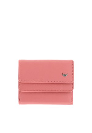 Compacte roze leren portemonnee met klepsluiting en klein metalen logo op de voorhoek, getoond tegen een witte achtergrond.