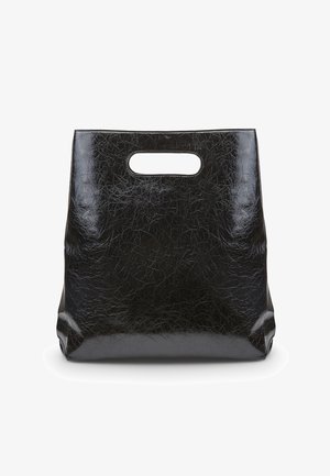 Crna, teksturirana torba za nošenje s naboranom završnom obradom i izrezanom ručkom. Ima pravokutni oblik s ravnim dnom za stabilnost.