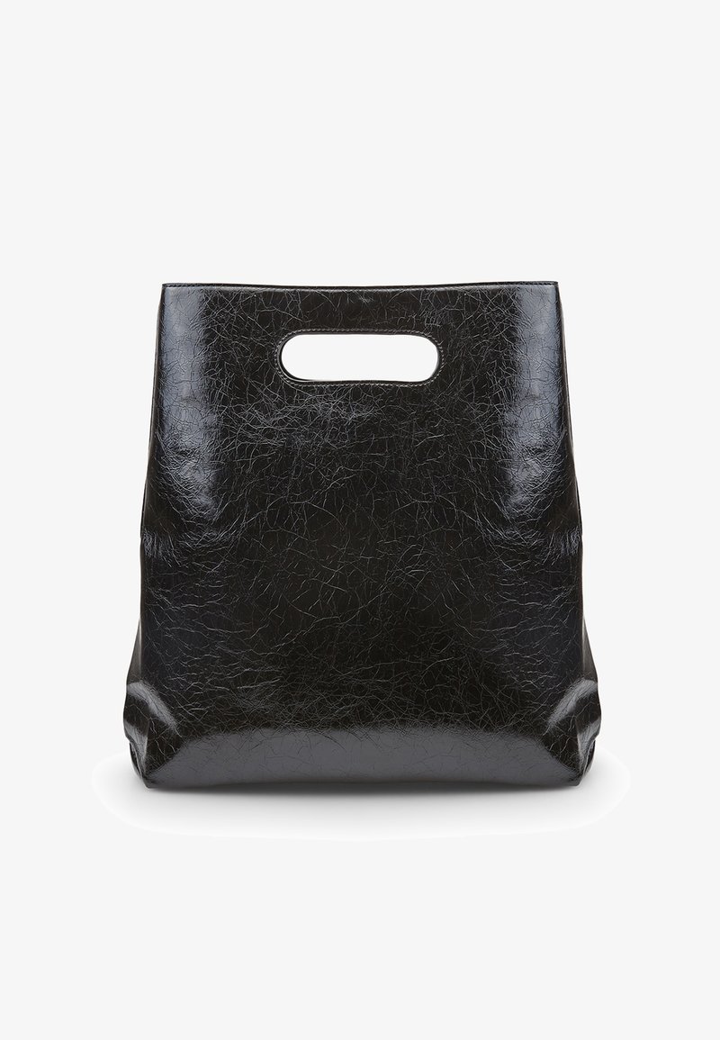 Musta, teksturoidulla viimeistelyllä varustettu kangaskassi, jossa on rypytetty pinta ja leikattu kahva. Ominaisuuksiin kuuluu suorakulmainen muoto ja litteä pohja vakautta varten.