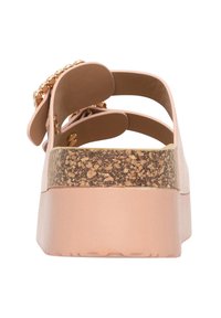 Sandalo platform rosa con soletta in sughero e cinturini arrotondati. Presenta dettagli decorativi nella parte anteriore e una finitura liscia e opaca.