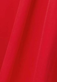 Roter Stoff mit glatter Oberfläche, zeigt sanfte Falten und eine gleichmäßige Farbe ohne Muster oder Akzente. Leicht und flexibel wirkend.