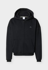 Sudadera negra con cremallera completa, bolsillo delantero tipo canguro, puños acanalados, pequeño logo blanco de Nike en el lado izquierdo del pecho y capucha adjunta.
