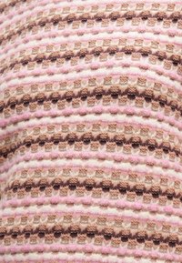 Tela de punto texturizada con franjas horizontales alternas en marrón, rosa y crema, con patrones y grosores variables a lo largo de toda la tela.