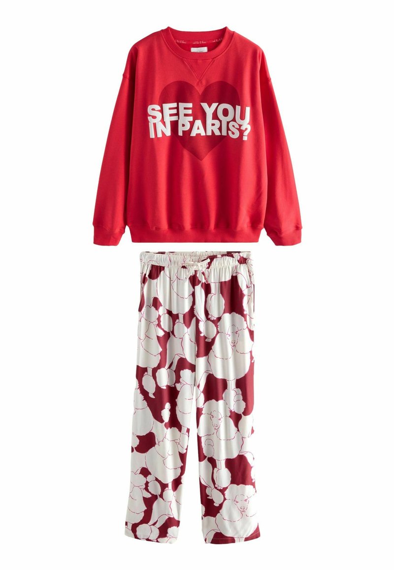 Sweatshirt roșu cu text alb "NE VEDEN ÎN PARIS?" și grafică cu inimă, asortat cu pantaloni albi cu un model floral roșu îndrăzneț și talie elastică.