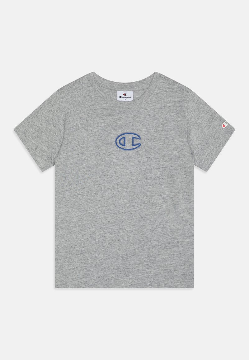 Camiseta de algodón gris con mangas cortas, que presenta un logo bordado azul centrado en el pecho y un pequeño logo decorativo en la manga.
