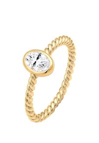 Der goldene, gedrehte Bandring hat einen ovalen, klaren Edelstein, der in einer glatten Fassung eingesetzt ist. Das Design vereint Eleganz mit Struktur.