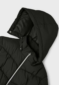 Giacca a piumino nera con chiusura a zip e cappuccio. Il tessuto è liscio con sezioni trapuntate, accentuato da una zip argentata e bottoni a pressione.