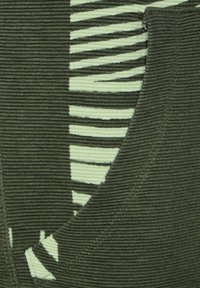 Tessuto lavorato a maglia verde con strisce verde chiaro, caratterizzato da un design con ritagli e dettagli testurizzati. Il motivo varia lungo la superficie.