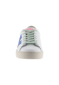 Baskets blanches avec des accents bleus, présentant une bande texturée, bout rond, lacets verts clairs et un logo rose sur la languette. Semelle en caoutchouc.