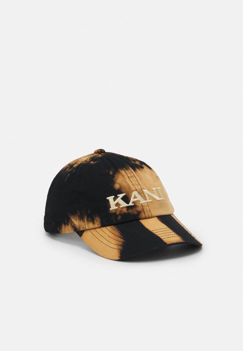 Casquette de baseball tie-dye noire et marron avec « KANI » brodé en blanc sur le devant, présentée sur un fond blanc uni.