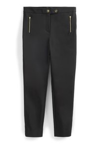 Zwarte broek gemaakt van een gladde stof, met twee voorzakken met rits en gouden hardware, in een getailleerd ontwerp.