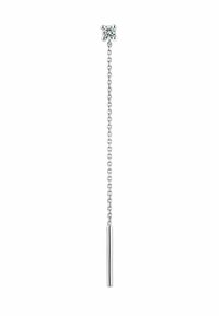 Pendiente de cadena plateada con un pequeño acento parecido a un diamante en la parte superior y un colgante de barra largo y delgado. Textura suave y diseño minimalista.