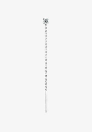 Pendiente de cadena plateada con un pequeño acento parecido a un diamante en la parte superior y un colgante de barra largo y delgado. Textura suave y diseño minimalista.