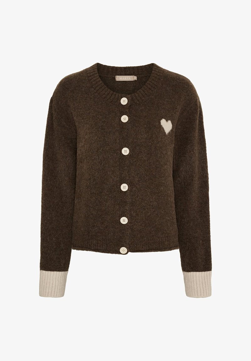 Brun uldcardigan med ribbet kant og manchetter. Har hvide knapper og en lille hjerte-detalje i hvid på venstre side.
